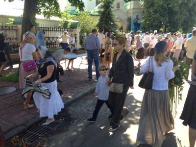 Тина Кароль  с сыном Вениамином ходит в церковь