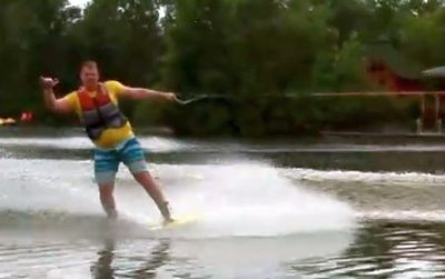 "Спортивный" министр Булатов катается на вейкборде: опубликовано видео