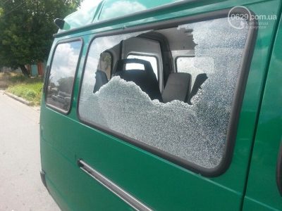 Обстреляный автомобиль пограничников в Мариуполе