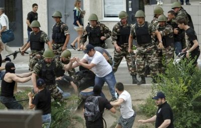 Cотрудники милиции надели наручники на четырех участников акции, которые пытались пронести к консульству взрывчатку. Cотрудники милиции надели наручники на четырех участников акции, которые пытались пронести к консульству взрывчатку.