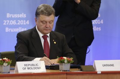 Порошенко подписал закон о запрете досрочного снятия депозитов