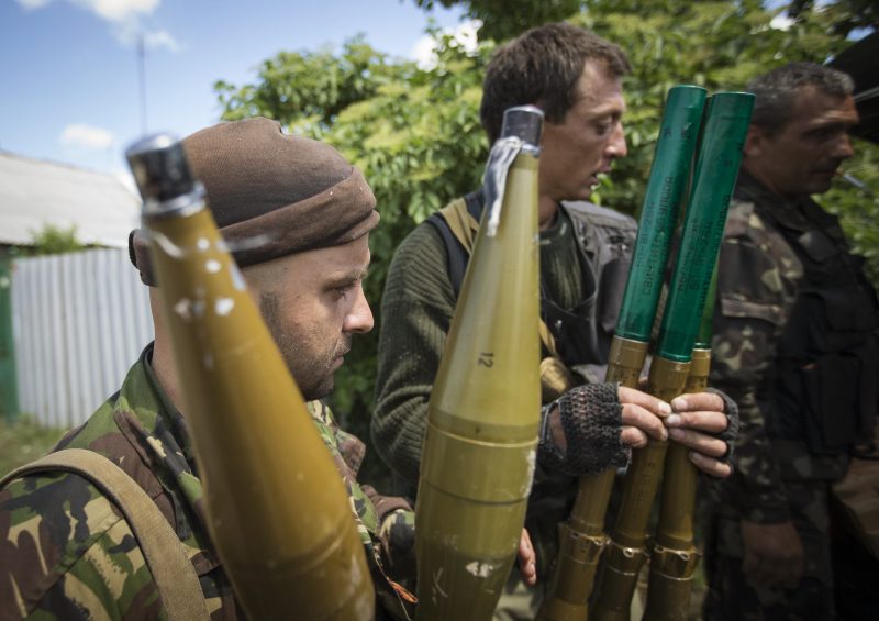 Боевики на Донбассе проигнорировали план Порошенко и обстреляли военных: ранены 9 пограничников