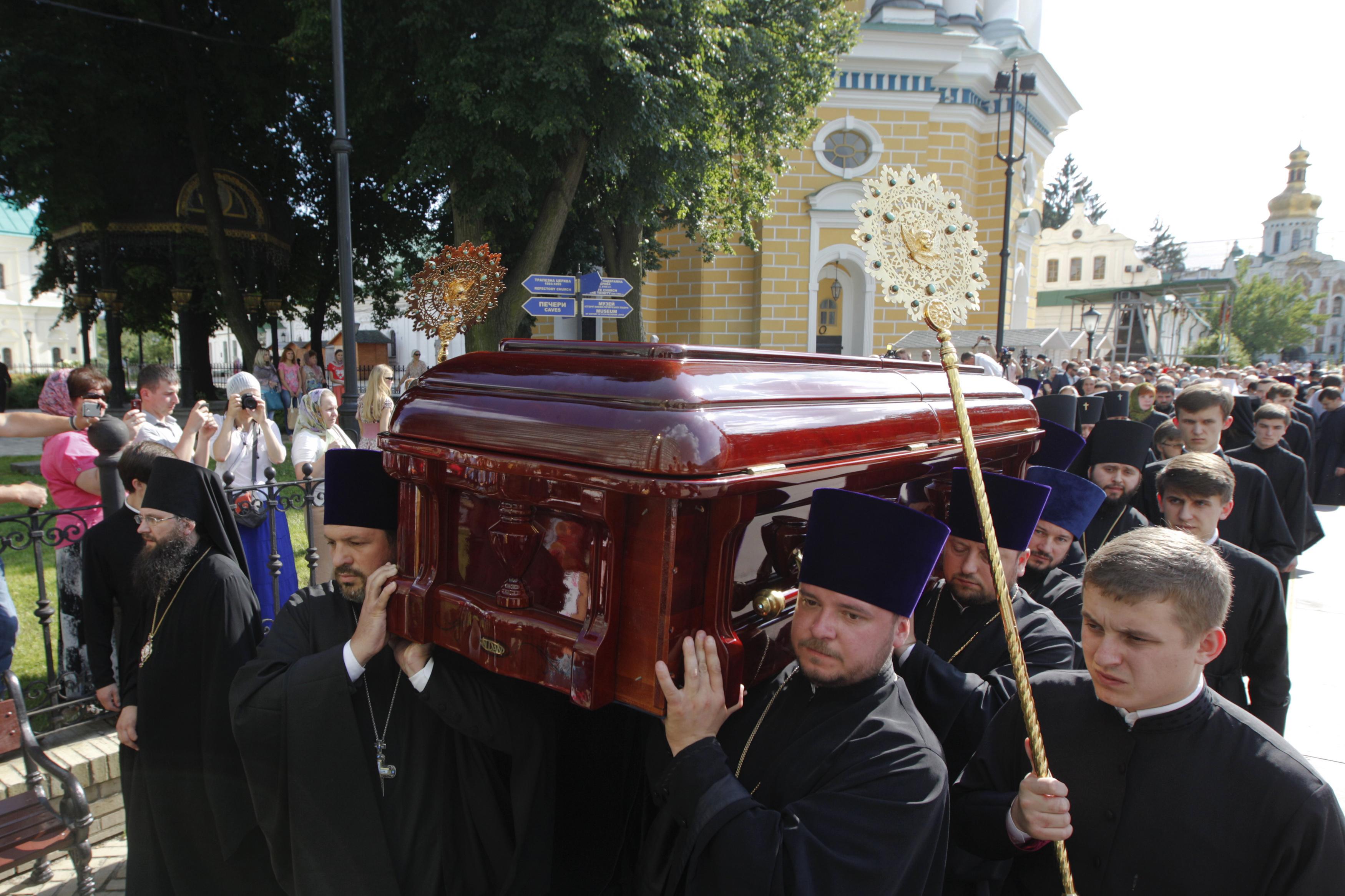В Лавре тысячи верующих прощаются с митрополитом Владимиром: опубликованы фото и видео