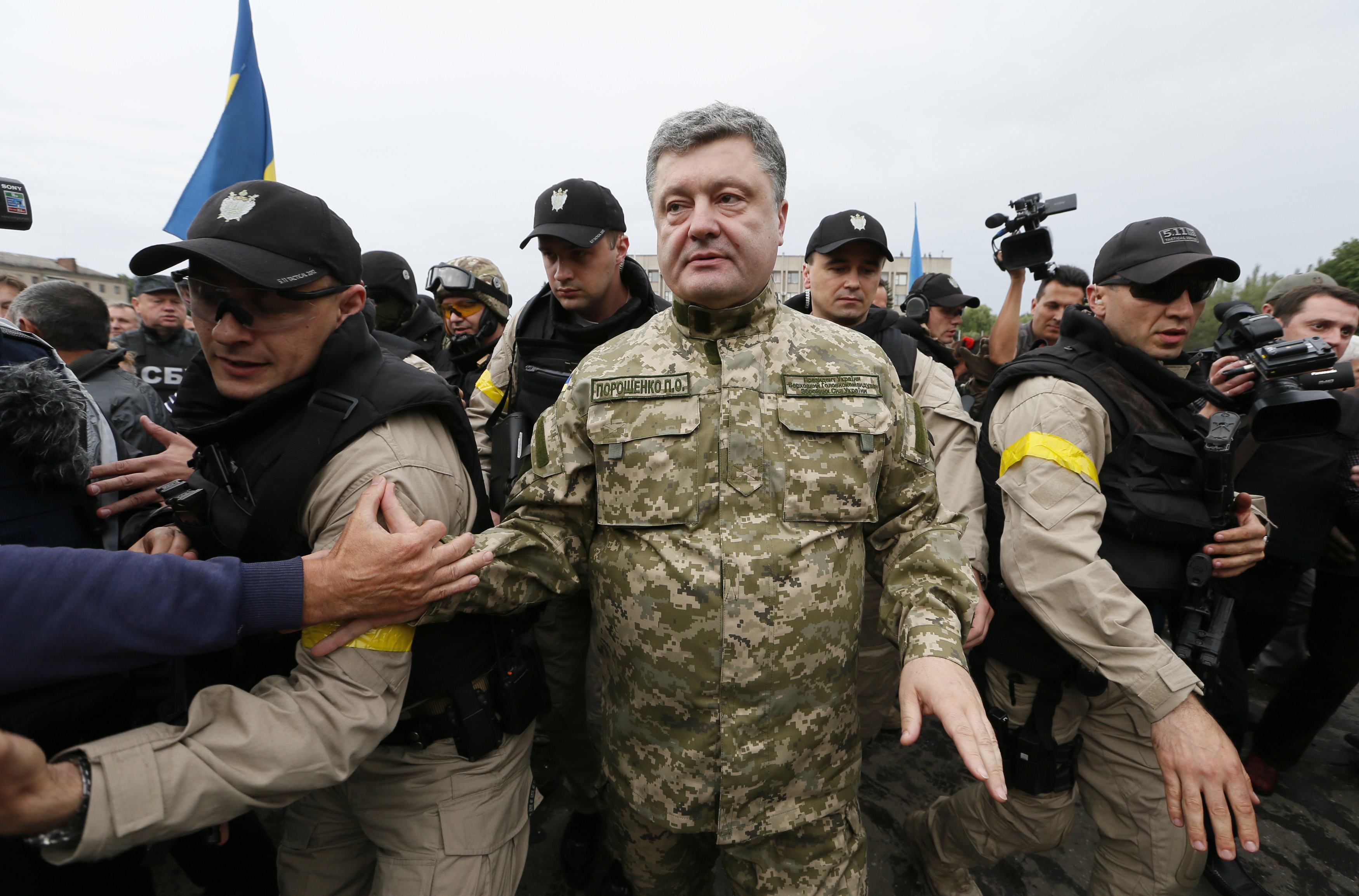 Новости украины самое главное. Порошенко ВСУ. Порошенко с солдатами. Порошенко о Донбассе. Порошенко на войне.