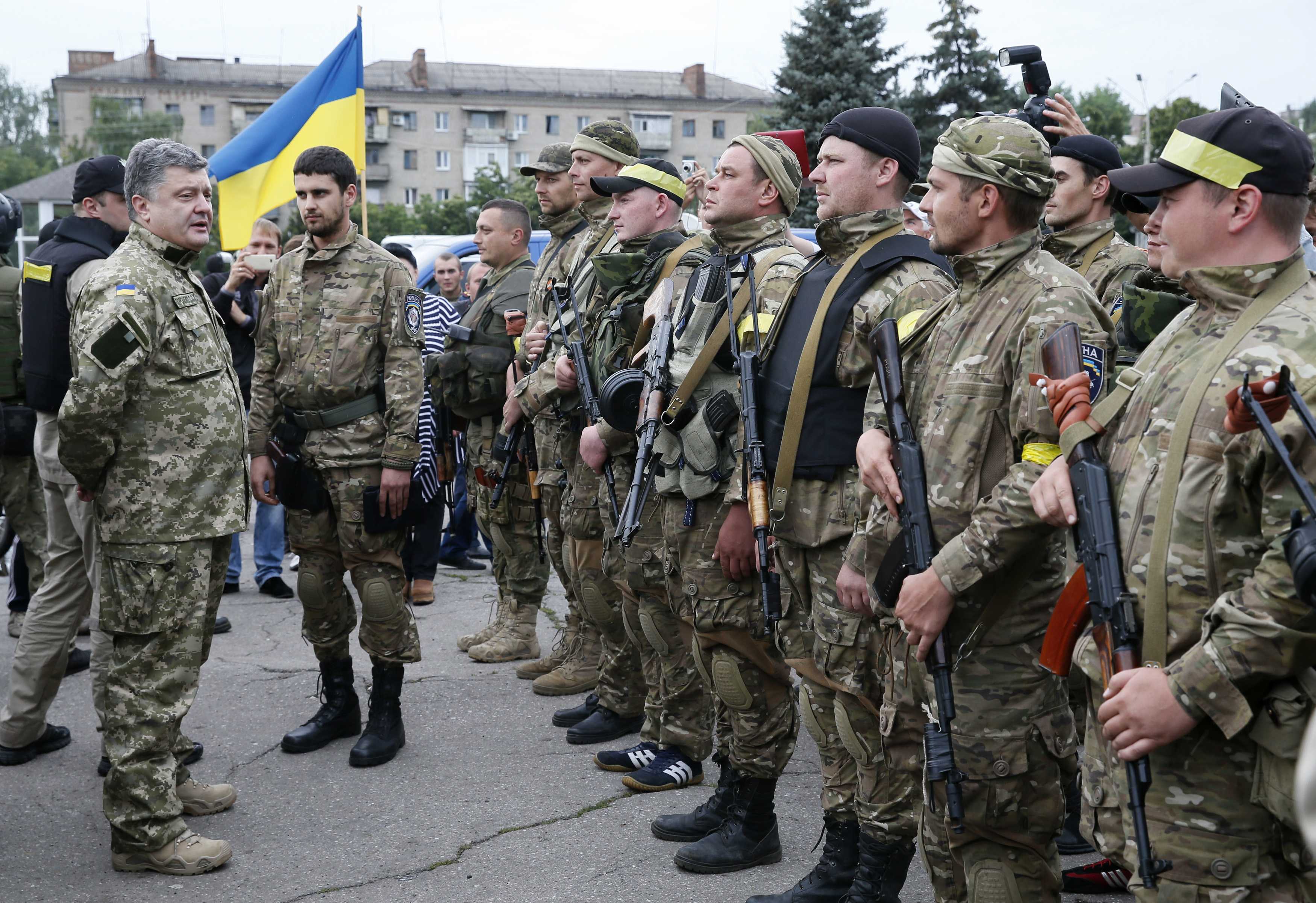 Власть военных. Украинские военные Веселые. Позорная украинская армия. Веселый украинский солдат.