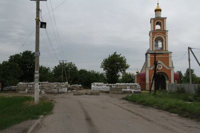 "Живой щит" в Снежном: боевики поставили огневую точку на куполе церкви