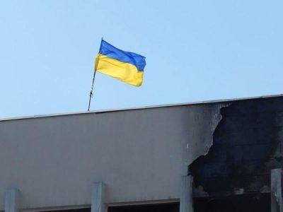 Флаг Украины над мэрией Северодонецка Флаг Украины над мэрией Северодонецка