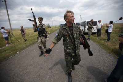 Боевики на месте падения лайнера Боевики на месте падения лайнера