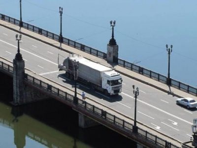 Минометы установлены на двигающийся автомобиль Минометы установлены на двигающийся автомобиль