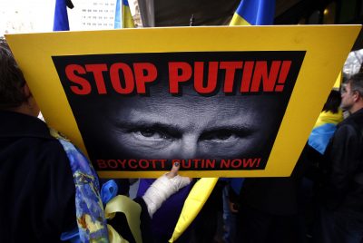 Россияне троллят Путина за запрет иностранных продуктов: в холодные зимы будем есть Крым