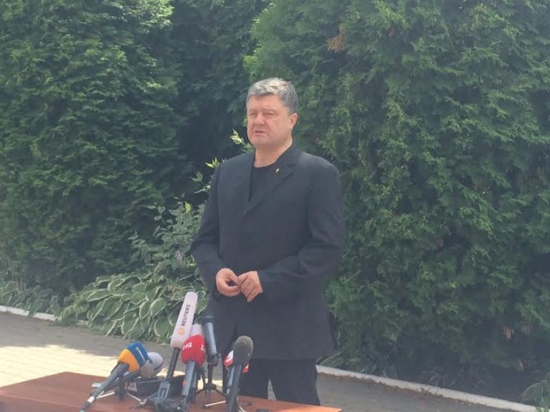 Порошенко: самописцы сбитого "Боинга" должны остаться у международных экспертов