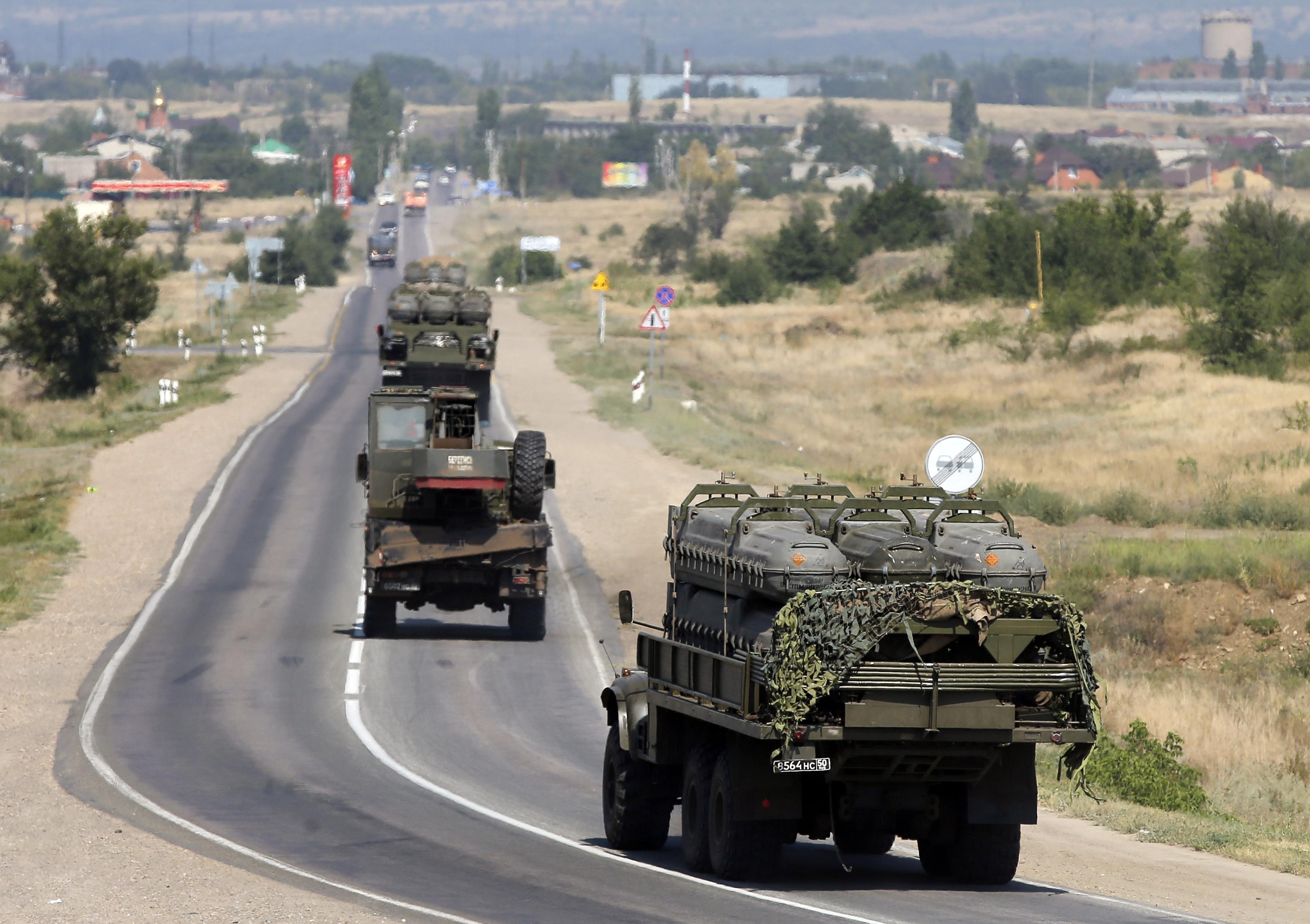 Вблизи границ. Колонна военной техники. Военная колонна РФ. Колонна российских войск. Колонна военной техники в Украине.