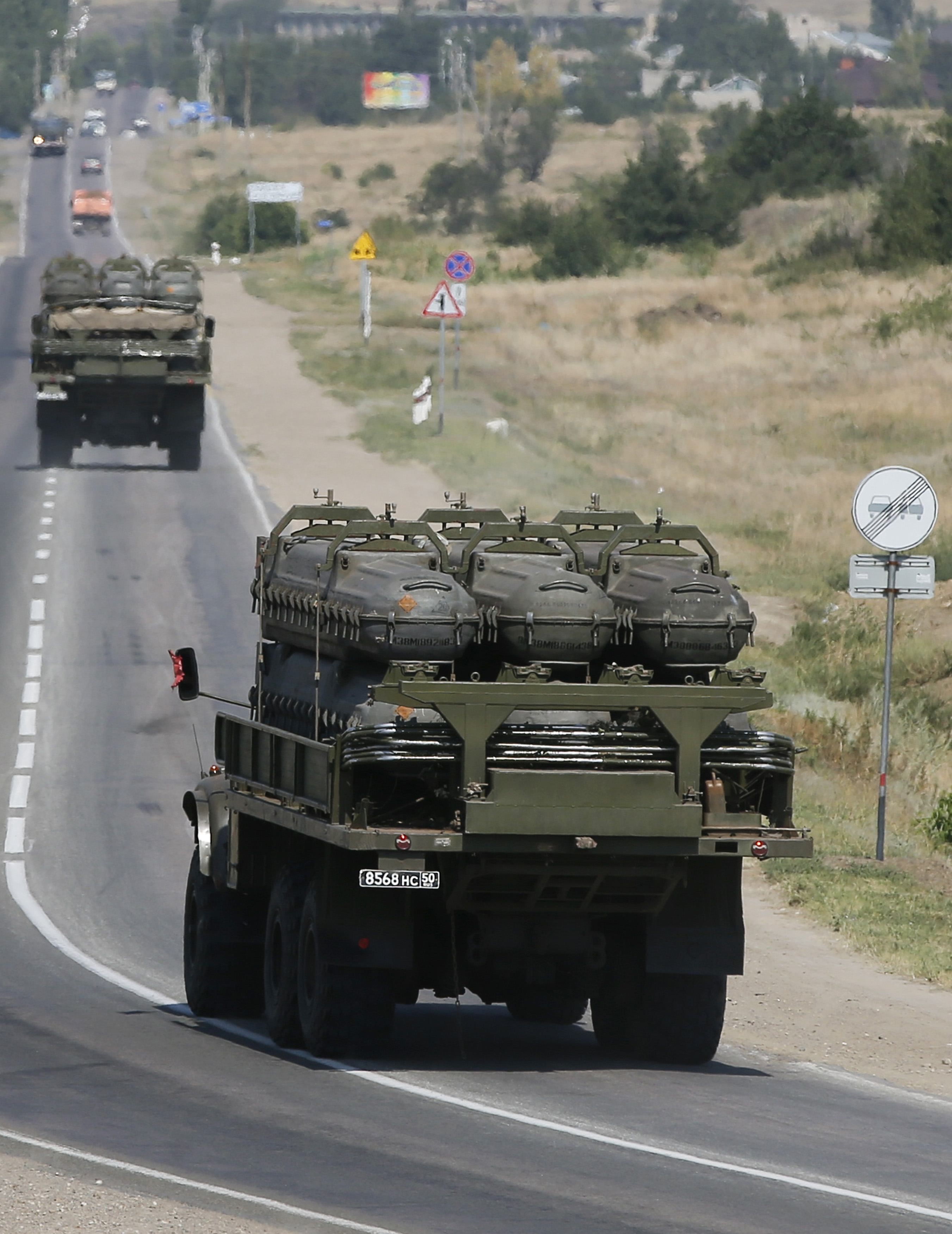 Техника идет. Военная техника. Колонна военной техники. Военная техника РФ. Колонна Российской военной техники.