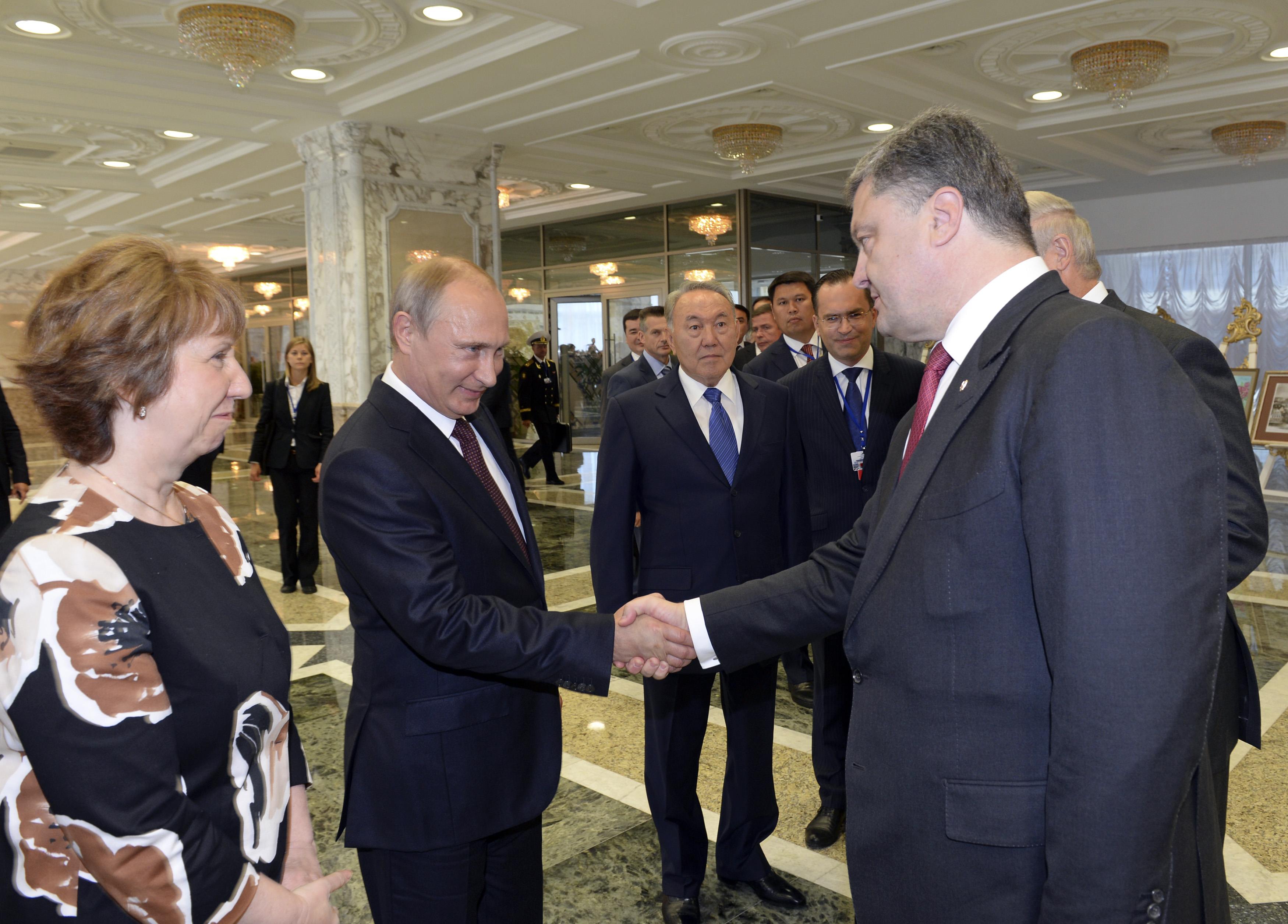 Порошенко, Путин, Эштон, рукопожатие Порошенко, Путин, Эштон, рукопожатие