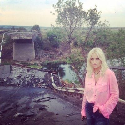 Маша Гойя сфотографировалась на фоне взорванного моста под Семеновкой