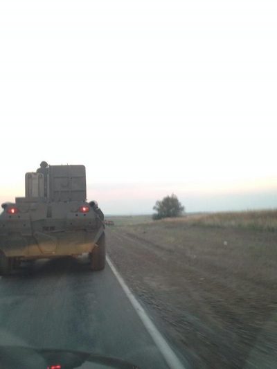Российские БТРы въехали в Украину на глазах у западных журналистов