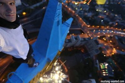 Украинец поднял сине-желтый флаг на высотке в Москве, чтобы обменять себя на летчицу Савченко