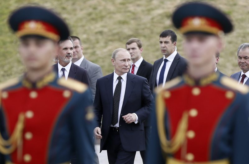 Немцов: к Новому году Путин готовит россиянам "подарок"