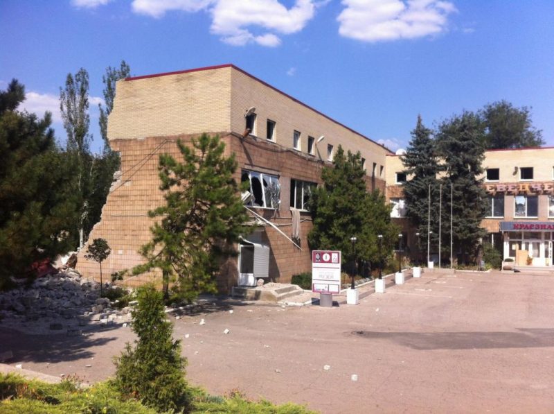 Террористы обстреляли "Донбасс Арену" в Донецке и блокпост, через который люди едут на море