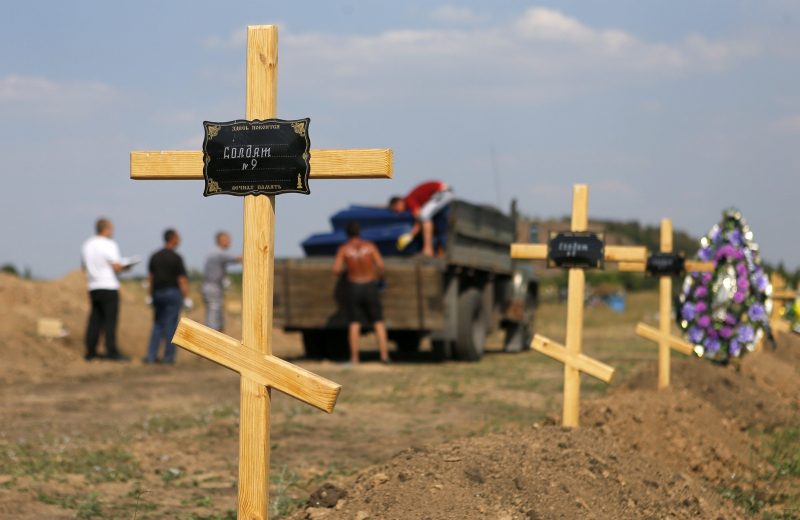Российских солдат хоронят в Красном Луче, РФ хочет избежать огласки их гибели