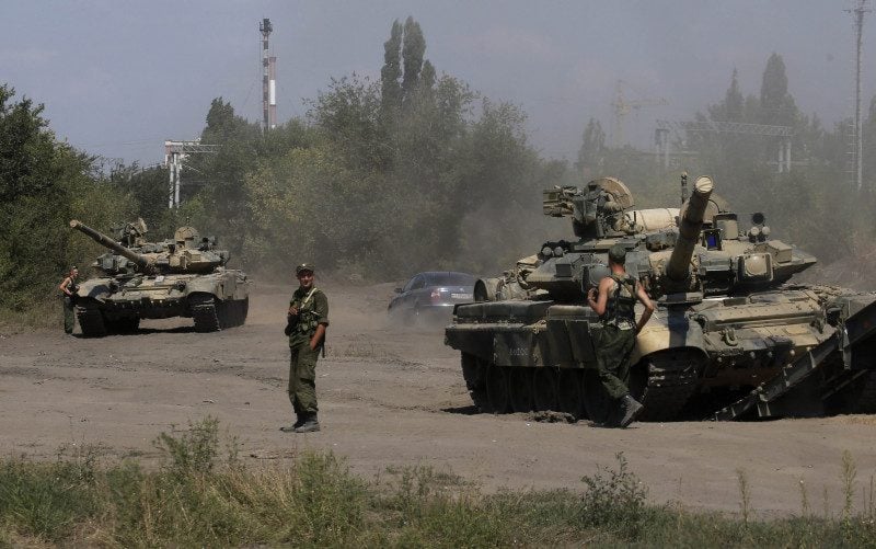 Силы АТО подбили два танка террористов и остановили их движение на Новоазовск