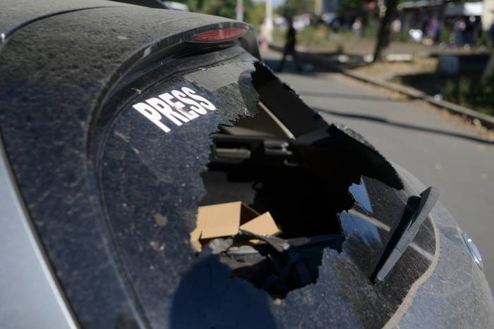 Автомобіль після обстрілів, на якому проривалися з Іловайська журналісти Автомобіль після обстрілів, на якому проривалися з Іловайська журналісти