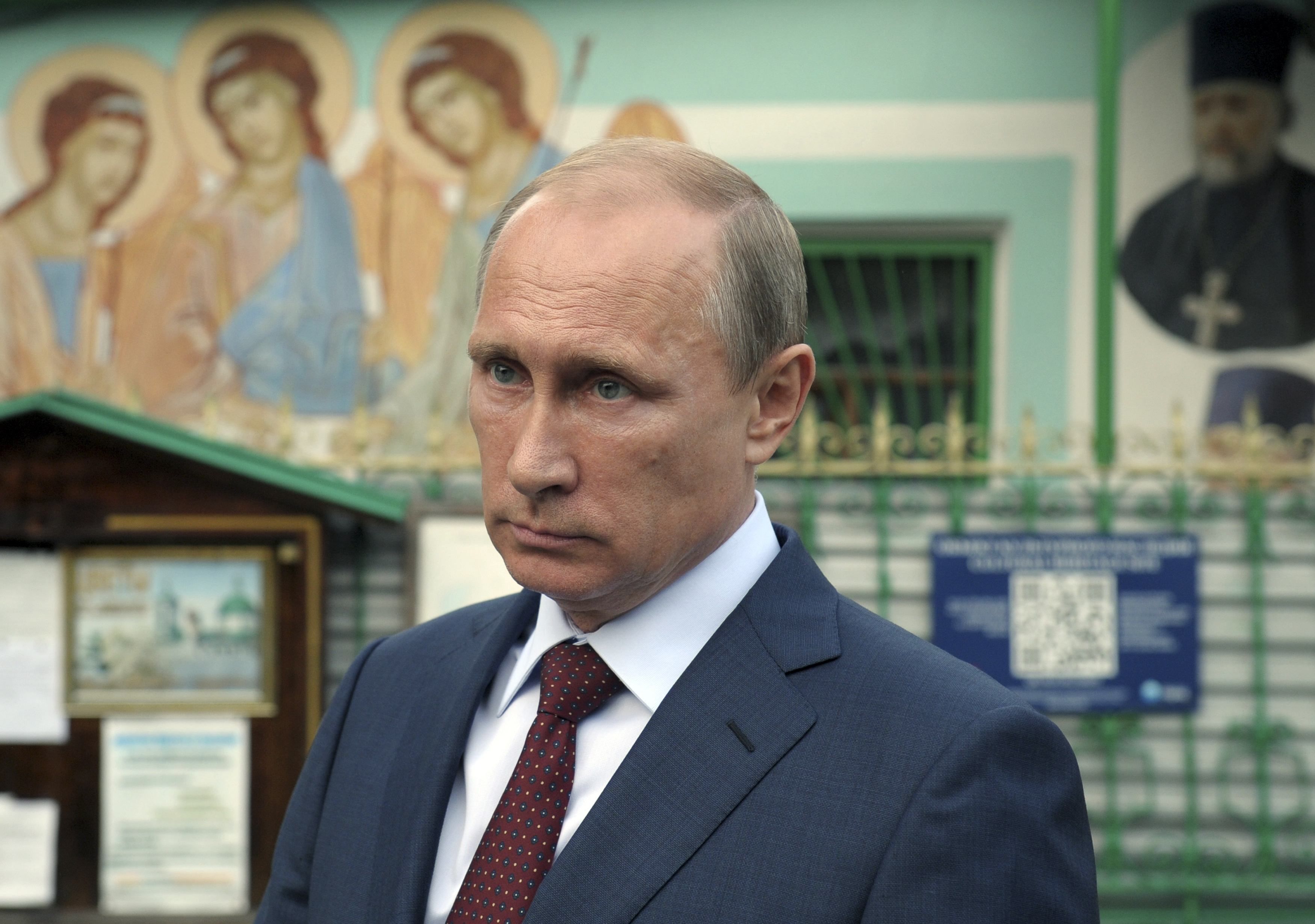 Путин в храме Живоначальной троицы Путин в храме Живоначальной троицы