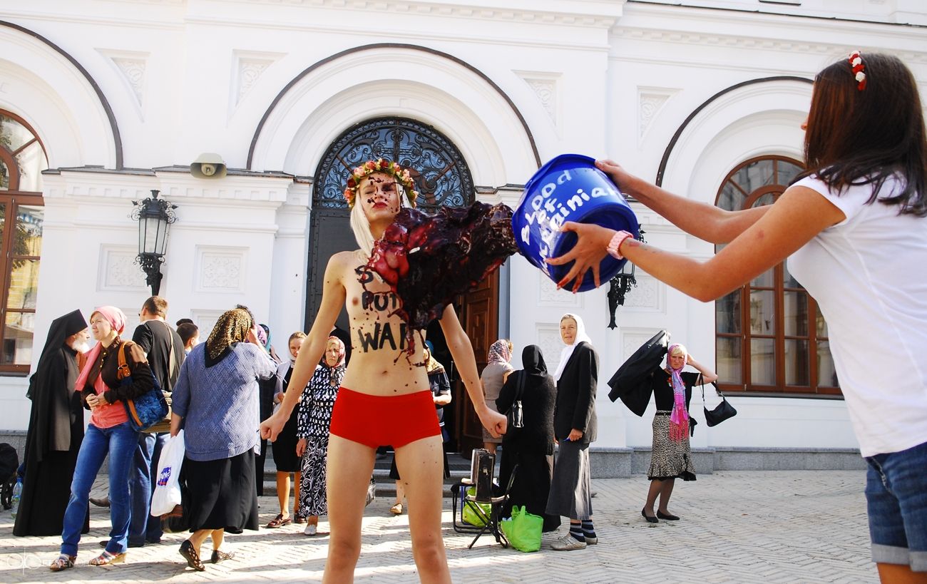 Photo org. Активистки Фемен в Украине. Femen Киево Печерская Лавра. Женщины изменившие мир никогда не нуждались.