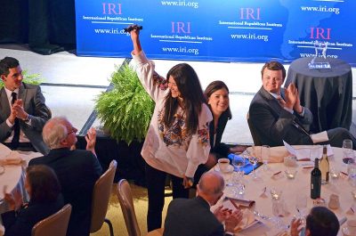 Сенатор Маккейн вручил Руслане награду "Freedom Award 2014"