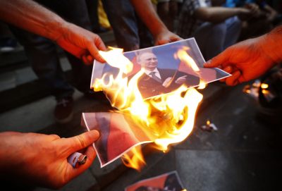 На митинге жгли портреты Путина, иллюстрация На митинге жгли портреты Путина, иллюстрация