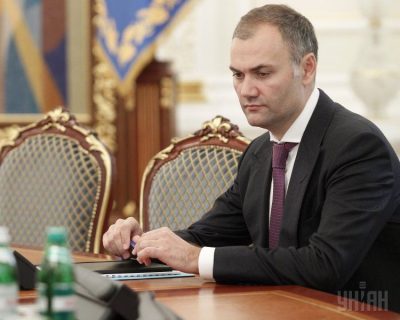 В Киеве возле дорогого отеля "засекли" министра времен Януковича. Фото