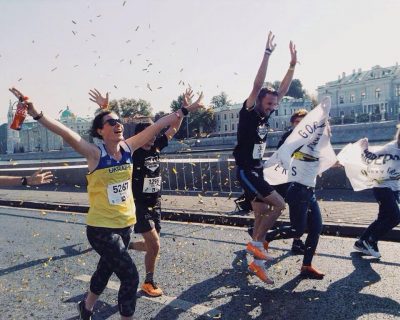 На Московском марафоне напали на девушку в футболке цветов флага Украины На Московском марафоне напали на девушку в футболке цветов флага Украины