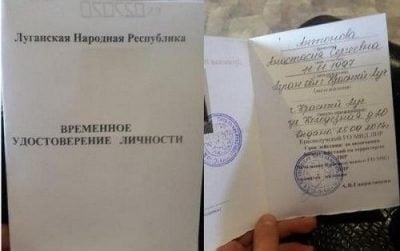 Боевики ЛНР выдают местным жителям паспорта. Боевики ЛНР выдают местным жителям паспорта.