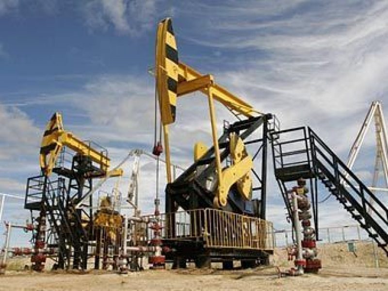 Нефть продолжает дешеветь, Банк  России судорожно спасает рубль