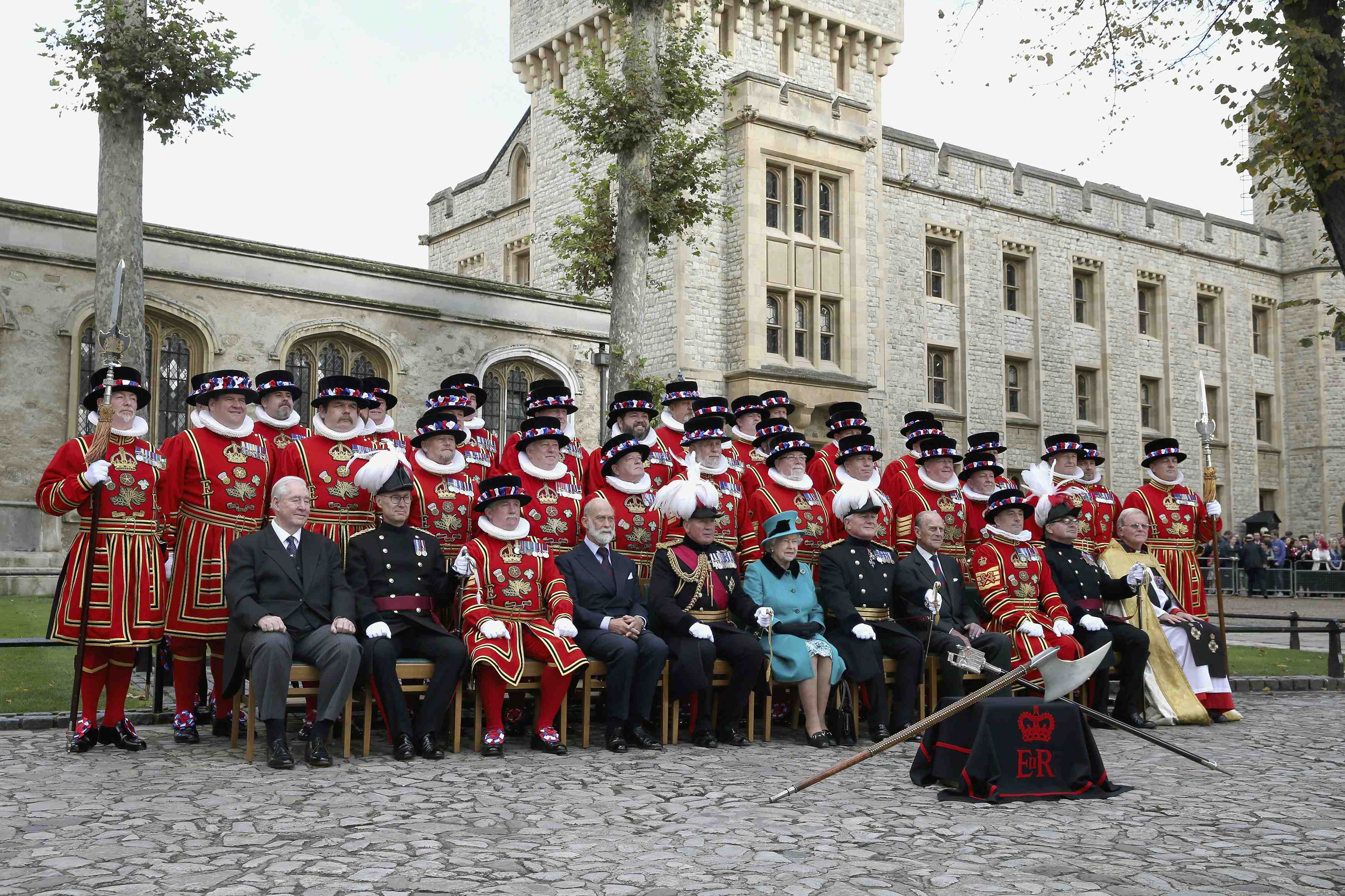 Beefeater tower. Тауэр Лондон бифитеры. Бифитеры лондонского Тауэра. Бифитеры охраняют Лондонский Тауэр. Beefeaters Guard the Tower of London.