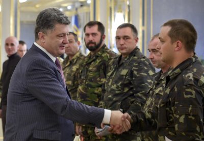 Порошенко и бойцы 51-й бригады Порошенко и бойцы 51-й бригады