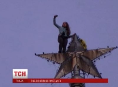 Последователи руфера Мустанга: в Киеве на сталинскую высотку прикрепили флаг Украины