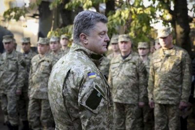 Порошенко дал "Героя Украины" полковнику, защищавшему Саур-Могилу, и наградил еще 172 военных