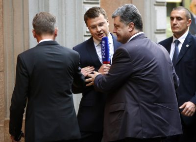 Саммит в Милане: Порошенко оттолкнул российского журналиста, а Меркель всем улыбалась, опубликованы фото