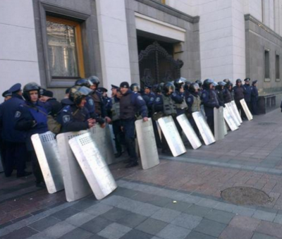 Правоохранители под Радой Правоохранители под Радой
