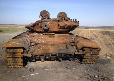 Уничтоженный российский танк на Донбассе