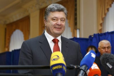 Порошенко уволил троих послов Украины, а одному добавил полномочий
