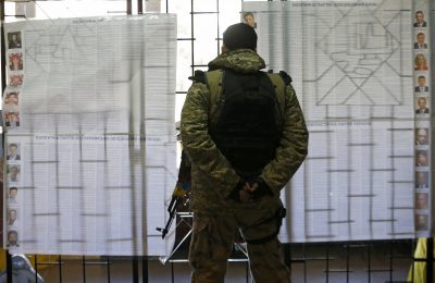 Украинский военный на избирательном участке Украинский военный на избирательном участке