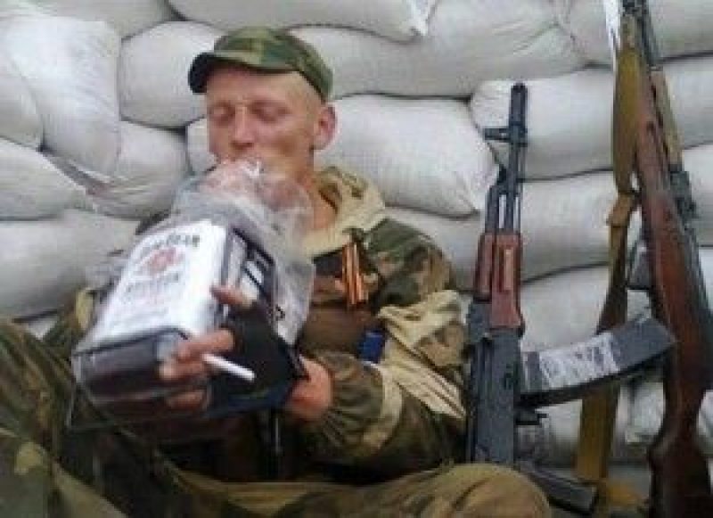 Русские оккупанты "закрутили гайки" боевикам: запретили пить и ходить в самоволку