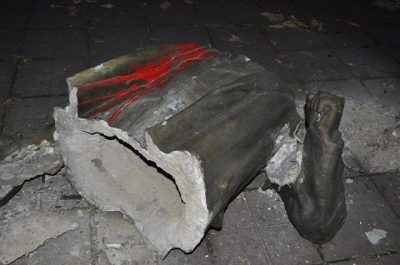 В Запорожье активисты снесли "окровавленный" памятник Ленину, опубликованы фото