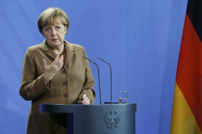 Меркель отвергла возможность постепенной отмены санкций против России