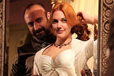 Халит Эргенч и Мерьем Узерли в сериале "Великолепный век" Халит Эргенч и Мерьем Узерли в сериале "Великолепный век"