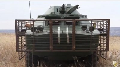 Силовики строят блокпост под Лисичанском. Силовики строят блокпост под Лисичанском.