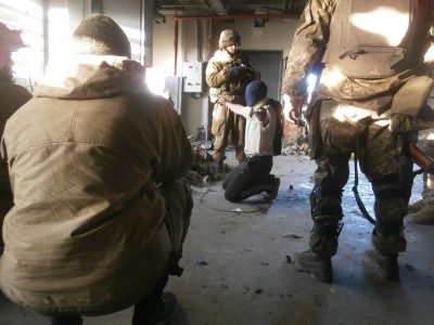 Допрос пленного в Донецком аэропорту