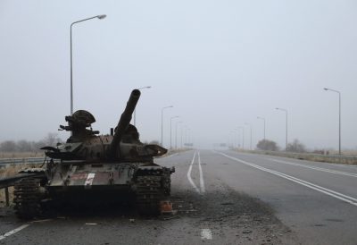 Разбитый танк на Донбассе, иллюстрация Разбитый танк на Донбассе, иллюстрация